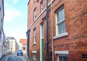 HIGH RIDGE, pet friendly, character holiday cottage in Whitby