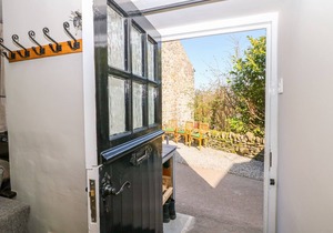 HIGH VIEW COTTAGE, pet friendly in Castleton, Peak District