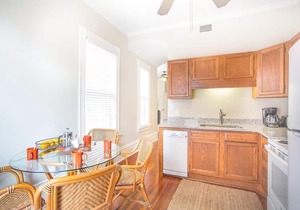 Historic Row Home Across from Forsyth Park w/King by Lucky Savannah