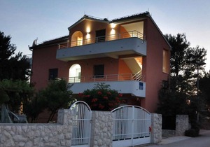 Holiday apartment with air conditioning close to the beach