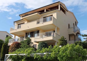Holiday apartment with terrace and sea view