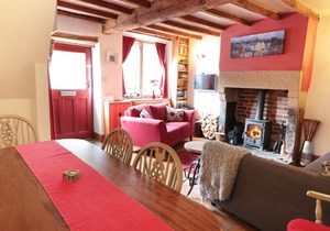 HOLLY COTTAGE, pet friendly, with open fire in Cromford