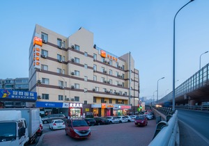 Home Inn (Dalian North Railway Station Nanguanling Square)