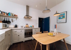 Homey, Bright 2Bed Apartment next to Victoria Park