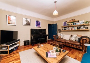 Homey, Bright 2Bed Apartment next to Victoria Park