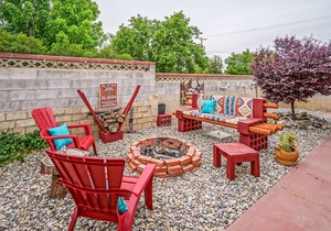 Hot Tub, 1bd/1ba, Nob Hill Home, King bed, W/D