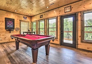 Hot Tub, Game Room, Decks Cabin in Gatlinburg