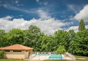 House on holiday park with pool in the Lot
