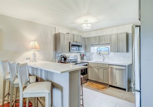 Ideal Island Gem W/Shared Pool, Beach Access, Free WiFi, Private Balcony & More