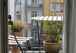 ideal location for the Medienhafen, the banks of the Rhine, the KÖ, the old town and of course the fair