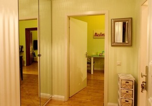 ideal location for the Medienhafen, the banks of the Rhine, the KÖ, the old town and of course the fair