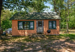 Idyllic waterfront cabin at Scott’s Twin Lake Resort with swimming beach & docks