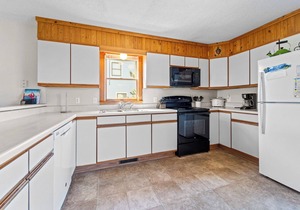 If you're looking for peace, quiet and great ocean views, this is the home for you!