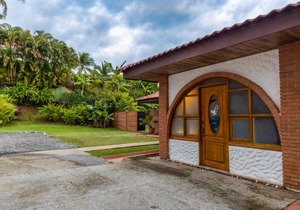 Iguana Apartmentos and Estate