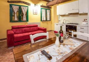 In a green and relaxing atmosphere, with pool and stunning lake view.