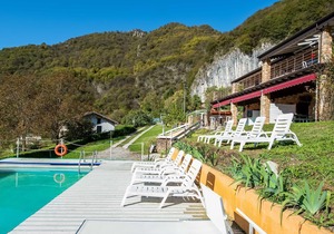 In a green and relaxing atmosphere, with pool and stunning lake view.