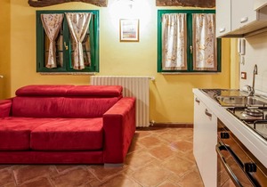 In a green and relaxing atmosphere, with pool and stunning lake view.