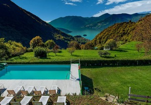 In a green and relaxing atmosphere, with pool and stunning lake view.