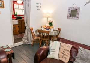 INGLENOOK COTTAGE, pet friendly, character holiday cottage in Whitby
