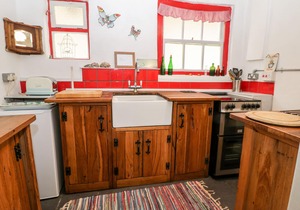 INGLENOOK COTTAGE, pet friendly, character holiday cottage in Whitby