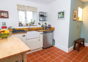 IVY COTTAGE, pet friendly, with open fire in Earl Sterndale