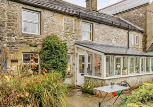 IVY COTTAGE, pet friendly, with open fire in Earl Sterndale