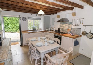 JACKDAW COTTAGE, pet friendly, with open fire in Blockley