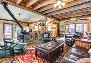 Jasper '7 Timbers' Cabin on 10 Acres w/a Creek!