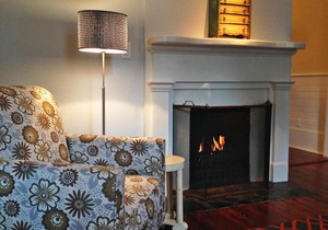 Jingle Bells Square House-Historic District-Working Fireplaces-Screened Porch