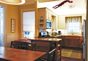 Jingle Bells Square House-Historic District-Working Fireplaces-Screened Porch