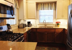 Jingle Bells Square House-Historic District-Working Fireplaces-Screened Porch