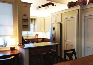 Jingle Bells Square House-Historic District-Working Fireplaces-Screened Porch