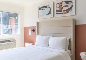 Just a brief walk to Kaiser Permanente Oakland Medical Center!