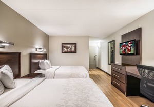 Just Minutes From The Ottawa River! Free Parking, Short Drive to Medford Square!