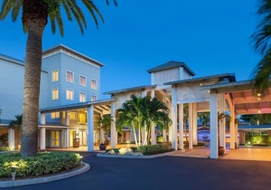 Just Steps From Sun & Sand! Perfect Island Location, Near Elliott Museum!