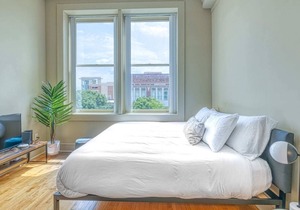 Kasa | King-Bed Studio in Historic Downtown | Columbia