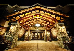 King Suite. Free Breakfast. Pool & Hot Tub. Gym. Near the Minot Air Force Base!