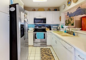 Kings Grant Home Between Ocean & Bay w/Shared Pool, WD, WiFi - Bright and Cheerful