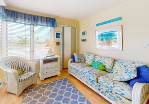 Kings Grant Home Between Ocean & Bay w/Shared Pool, WD, WiFi - Bright and Cheerful