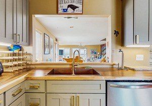 Kings Grant townhouse w/bay views, outside shower and community pool