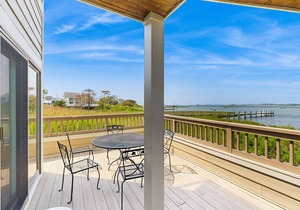 Kings Grant townhouse w/bay views, outside shower and community pool