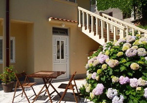 Kotor TIMI 3 - Studio Apartment 40 meters from the beach with garden grill