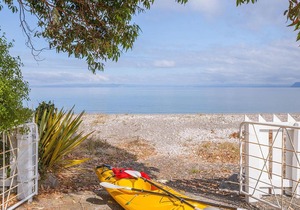 Lake Edge Cottage - Waitahanui Holiday Home