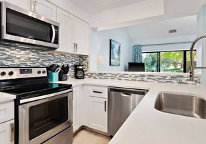 Lake View ~ Private Patio ~ Golf Cart ~ Community Pool