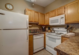 Lake Winni Haven: 3BR Condo, Deck, Full Kitchen