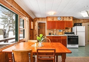Lakefront cabin at Scott’s Twin Lake Resort with swimming beach, docks & firepit