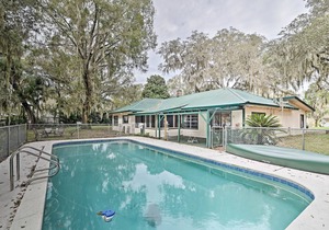 Lakefront Home w/Private Pool, 13 Mi to Tampa