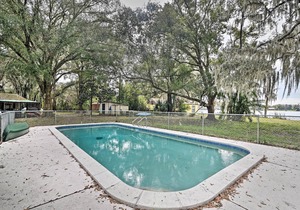 Lakefront Home w/Private Pool, 13 Mi to Tampa