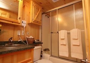 Lakeland RV Campground Deluxe Loft Cabin 11