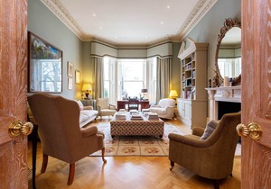 Large 3 BR home in a great Notting Hill location. Next to the tube! (Veeve)